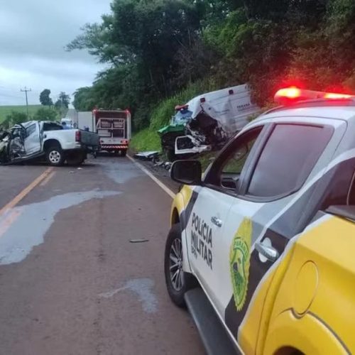 Acidente entre carro e ambulância deixa dois mortos no Paraná