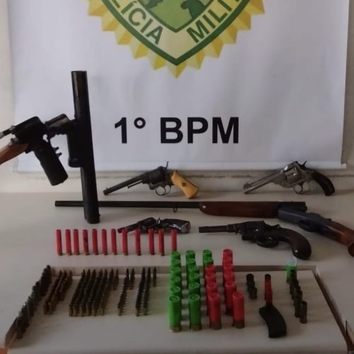Homem é encontrado morto e polícia apreende arsenal de armas