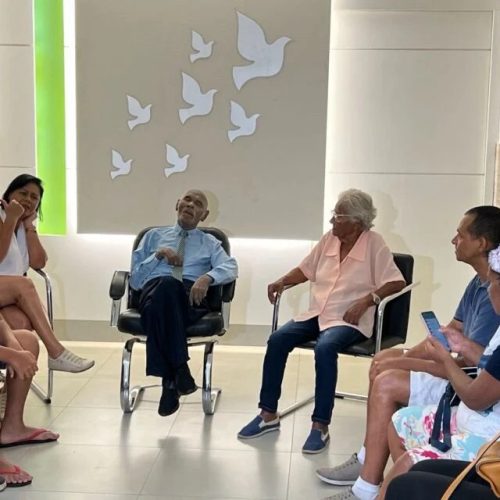 Idoso é velado sentado em poltrona em Goiânia