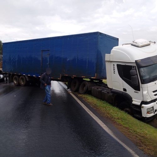 Caminhão sai de pista na PR-151, em Carambeí