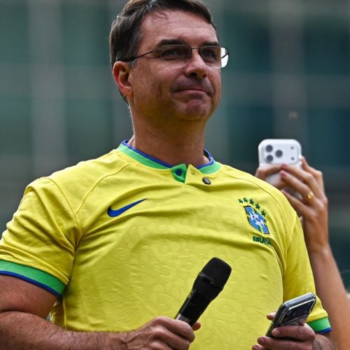 Flávio Bolsonaro defende maioridade penal aos 14 anos para crimes graves