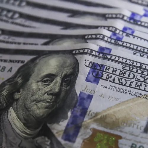 Dólar aproxima-se de R$ 5,70 com incertezas sobre IOF