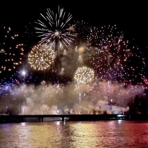 Maior queima de fogos da história do Litoral ilumina a Ponte de Guaratuba