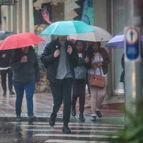 Rajadas de vento e muita chuva: última frente fria do inverno impactou o Paraná