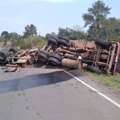 Acidente grave com caminhão termina com motorista morto