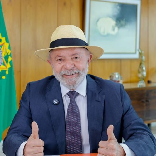 Lula faz exames de imagem da cabeça e está liberado para viagens