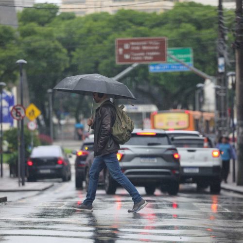 Massa de ar polar perde força e chuvas voltam ao Paraná quarta-feira, prevê o Simepar