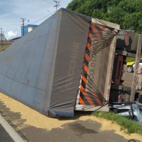 Caminhão de Carambeí tomba em cima de carro e mata três pessoas