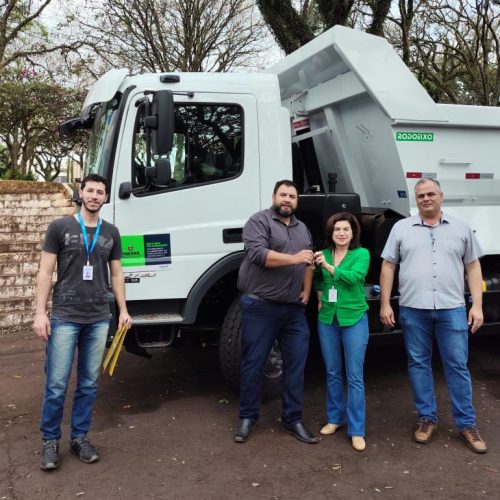 Estado começa a entregar máquinas para melhorar estradas rurais de 396 cidades