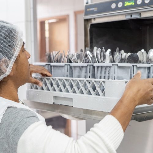 Estado entrega lava-louças e equipamentos para cozinhas de escolas estaduais