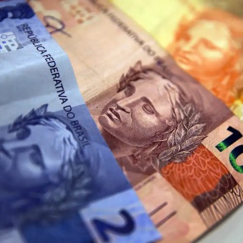 Aposentados e pensionistas do INSS começam a receber 13º nesta sexta