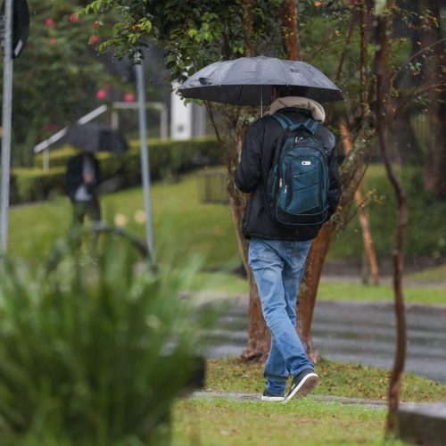 Nova frente fria traz chuvas para o Paraná e risco de temporais na faixa Oeste, prevê Simepar