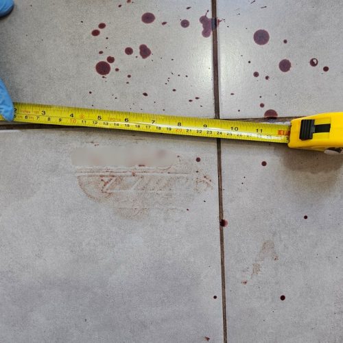 Polícia Científica identifica suspeito de homicídio pela pegada com sangue no chão