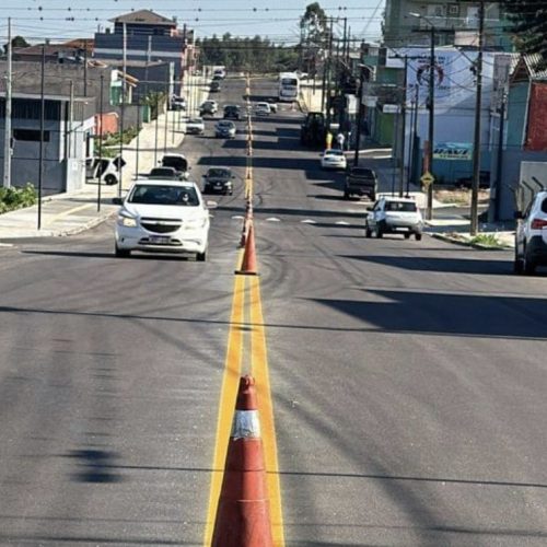 Pintura de faixa de ciclistas na Avenida das Flores causa restrições de estacionamento