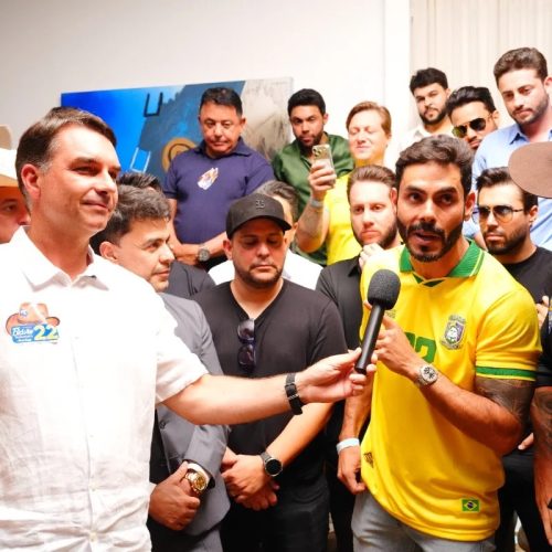 Flávio Bolsonaro recebe apoio de cantores sertanejos; saiba quem