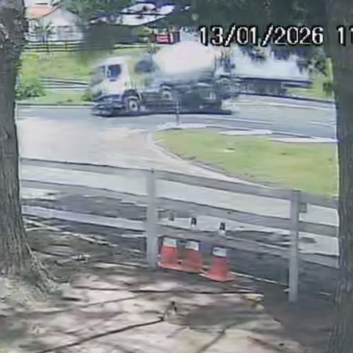 VÍDEO: Tombamento de caminhão na PR-151 em Carambeí é registrado por câmeras