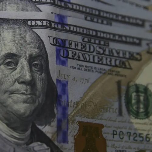 Dólar cai para R$ 5,63 com espera de medidas alternativas ao IOF