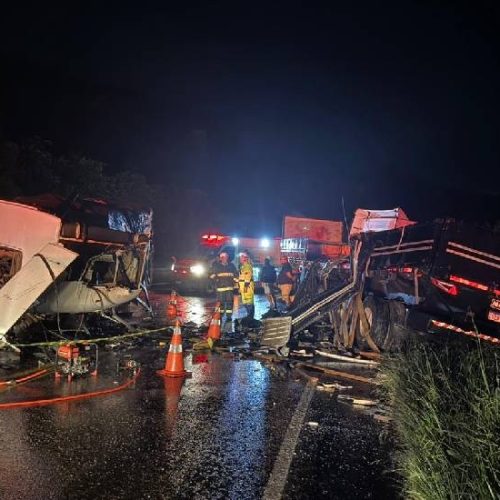 Motorista morre após grave acidente com dois caminhões no PR