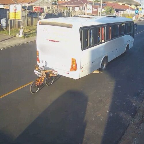 Adolescente se arrisca e pega ‘rabeira’ em ônibus de Carambeí