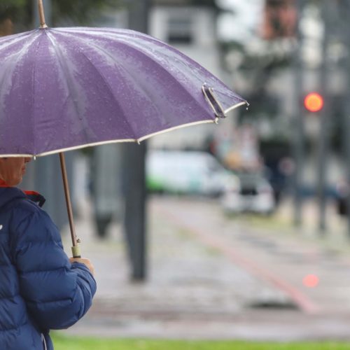 Paraná registra raios e granizo: chuva diminui na sexta, mas ganha força no fim de semana