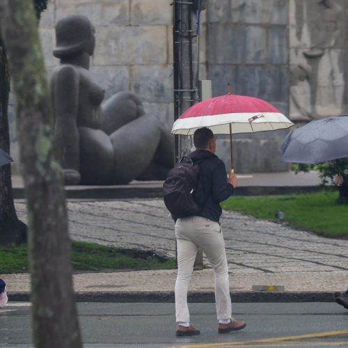 Volume de chuva pode chegar a 200 mm até domingo em cidades do Paraná