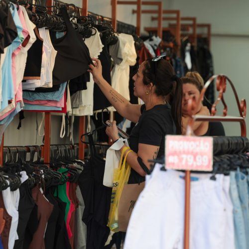 Eletrodomésticos, móveis e vestuário impulsionaram aumento do comércio em 2025