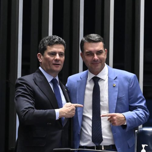 Flávio Bolsonaro cita Sergio Moro em debate e promete parceria com o Paraná no combate ao crime