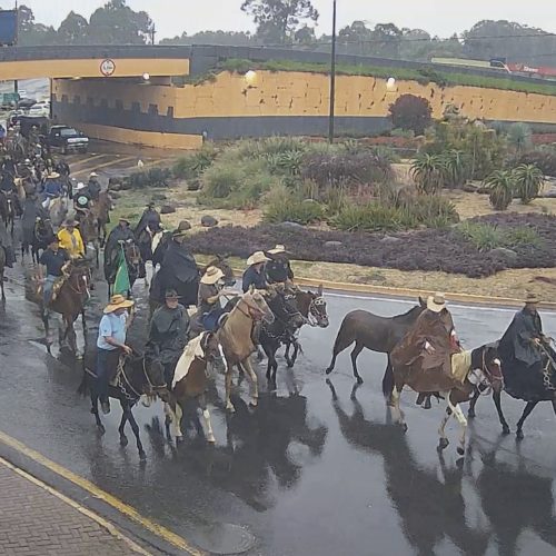 Cavalgada “Resgatando a tradição” reúne centenas de pessoas em Carambeí