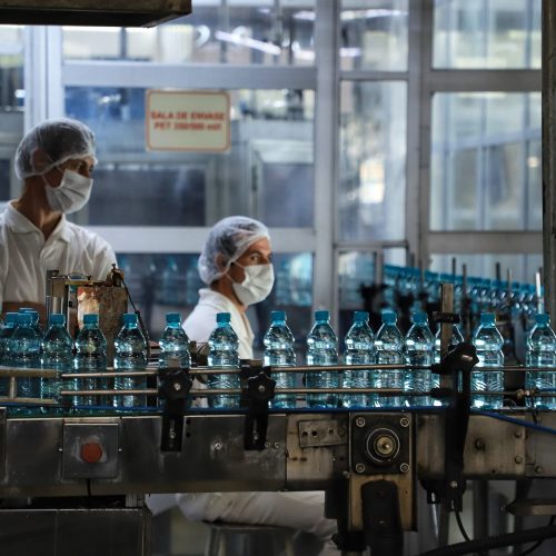 Indústria da água mineral cresce 41% em 2024 e movimenta R$ 341,2 milhões no Paraná