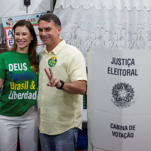 Flávio Bolsonaro vota e reforça discurso de mudança para o Brasil