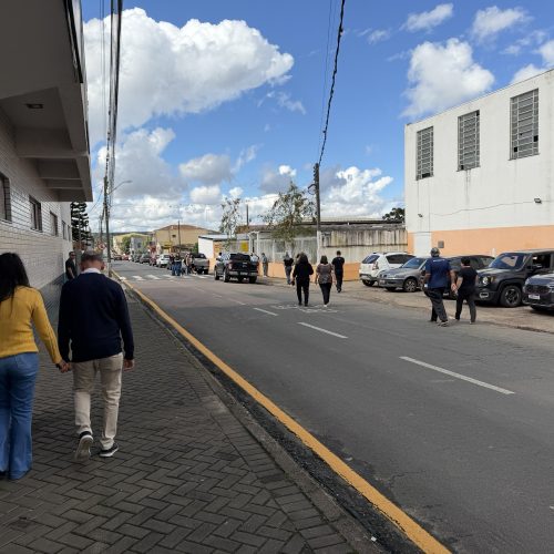 Maior colégio eleitoral de Carambeí registra votação tranquila na tarde deste domingo