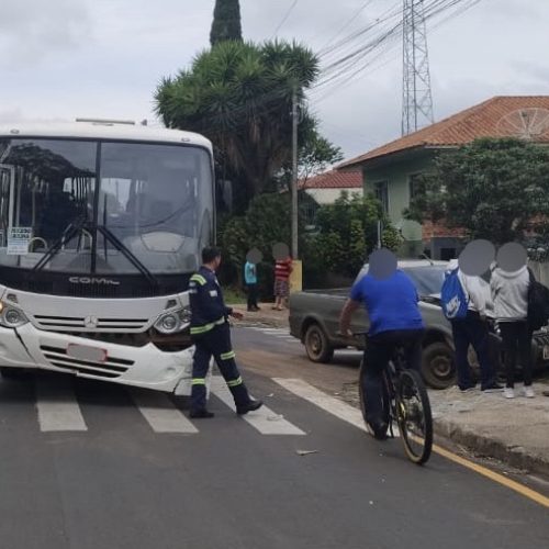 VÍDEO: Colisão entre ônibus escolar e caminhonete mobiliza trânsito em Carambeí