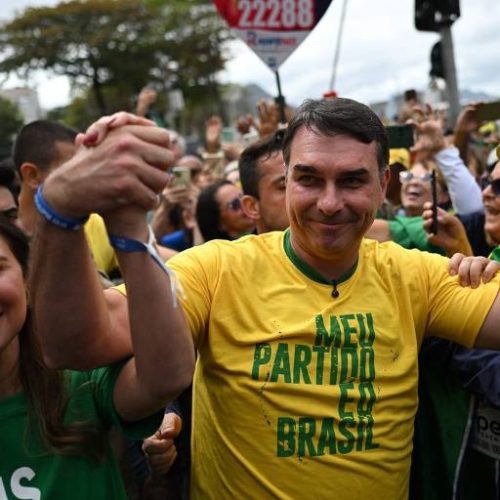 Flávio Bolsonaro ganha 758 votos a mais em Carambeí no segundo turno