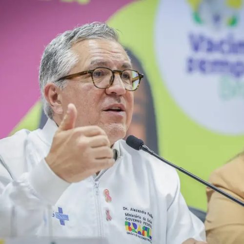 Ministro faz apelo por atualização da caderneta vacinal das crianças