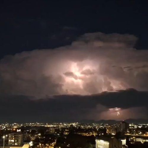 Após milhares de raios no céu, chuva diminui e temperaturas seguem na gangorra no Paraná
