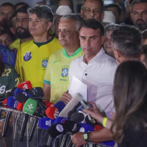 Moraes manda Flávio entregar passaporte e o proíbe de deixar o país
