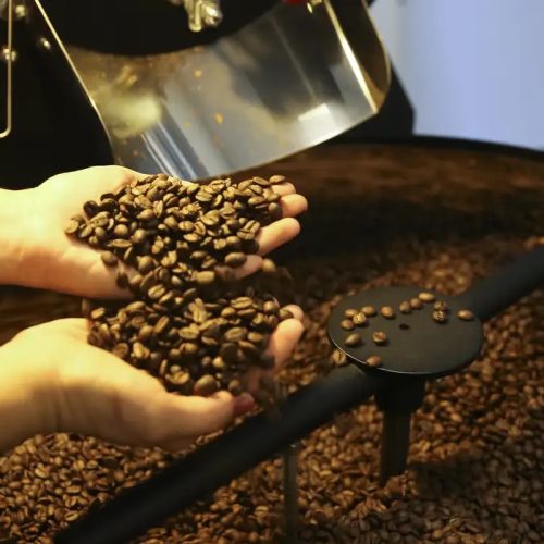 Exportação de café do Brasil cai em 2025, mas bate recorde em receita