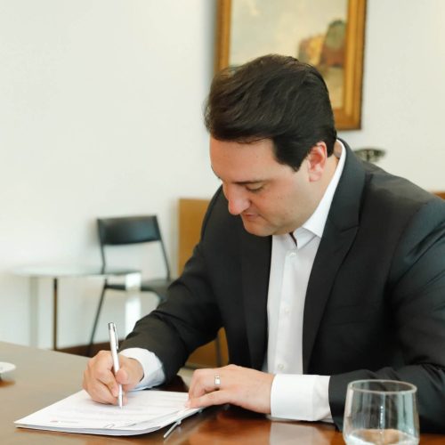 Ratinho Junior assina decreto que estabelece regras da transição para governador eleito