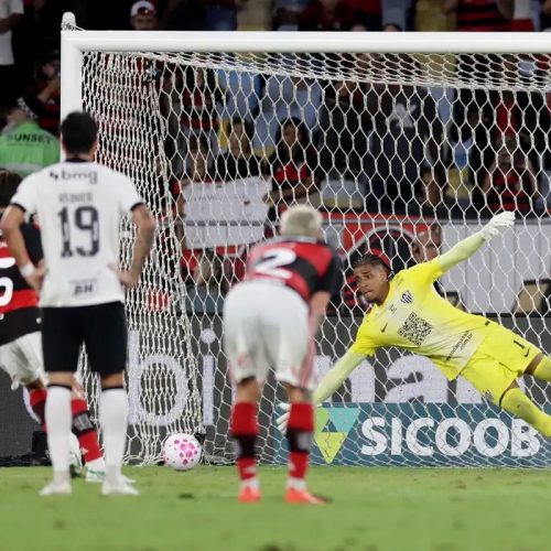 Gol nos acréscimos assegura Flamengo na liderança do Brasileirão