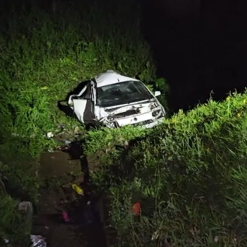 Mulher morre ao ser ejetada de carro em capotamento na BR-277