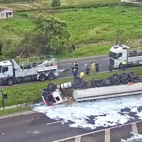 Após 15 horas de trabalho, caminhão-tanque é removido da PR-151 em Carambeí