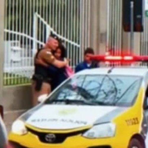 Vídeo de policial militar abraçando alunos em Ponta Grossa viraliza na internet