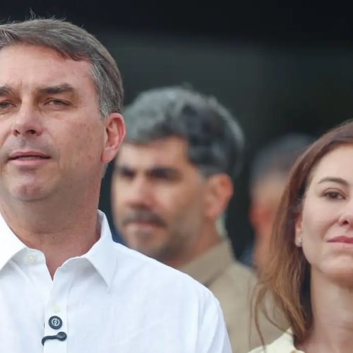 Avião com Flávio Bolsonaro e família segue para Miami