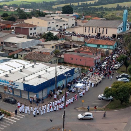 Carambeí celebra Corpus Christi com igreja lotada e procissão histórica