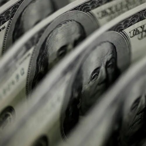 Dólar cai a R$ 4,91 e fecha no menor valor em 27 meses