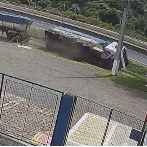 Vídeo mostra momento em que caminhão de Carambeí tomba em cima de carro no Paraná