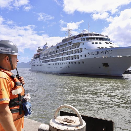 Porto de Paranaguá recebe navio de cruzeiro de luxo Silver Wind