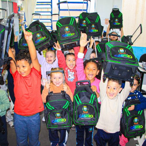 Prefeitura distribui mochilas com rodinhas para toda a rede municipal de Castro