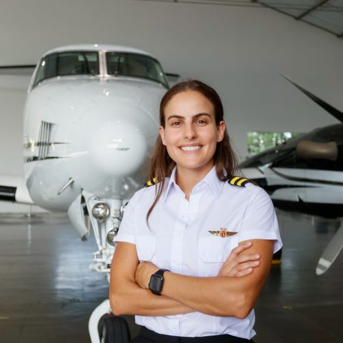 Primeira copiloto mulher da Casa Militar tem brevê para guiar aviões e helicópteros