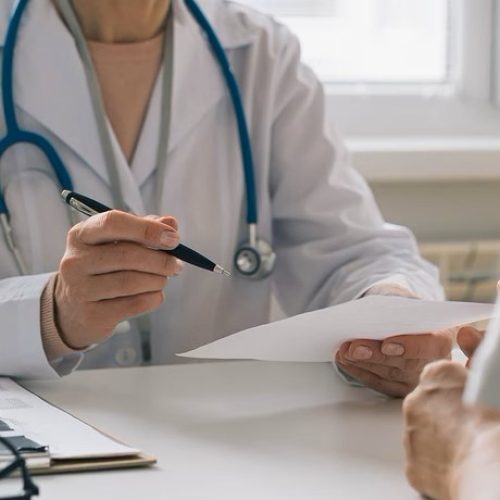 Médico surta após paciente não ter maconha em consulta